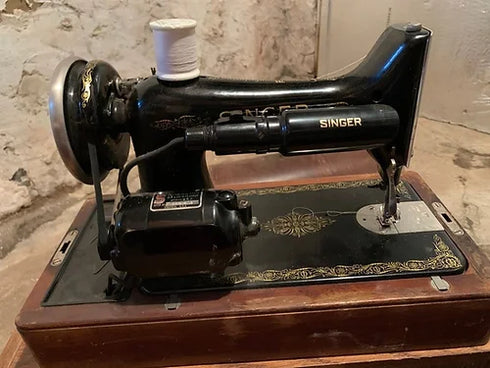 This unit has the key and carrying case. Still has thread in it still. It has th